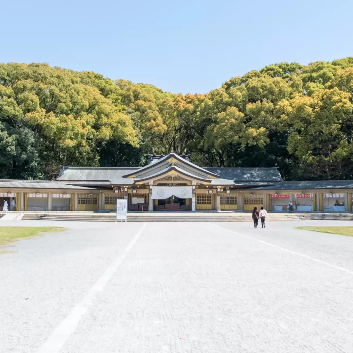 福岡縣護國神社のシンメトリーな景観