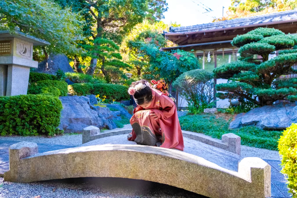 飯盛神社の神祇館の日本庭園