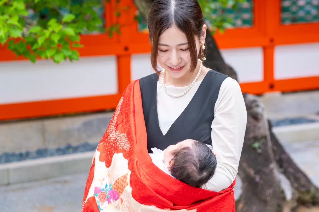 香椎宮の赤い本殿をバックにお宮参り撮影